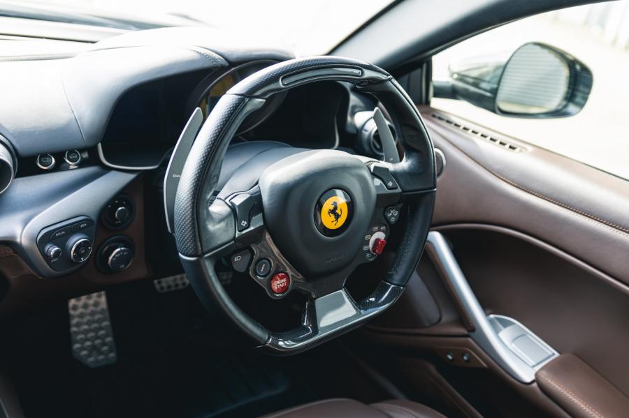Детали интерьера Ferrari F12berlinetta 2014 года  (UK) (фото 120 из 276)